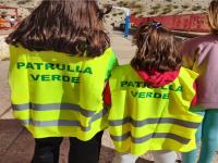 Patrulleros/as mayores cuidando del ruido del colegio